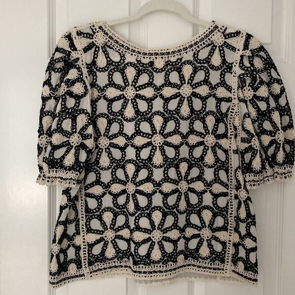Solitaire Black and White Puff Sleeve Crochet Blouse - Picture 4 of 7